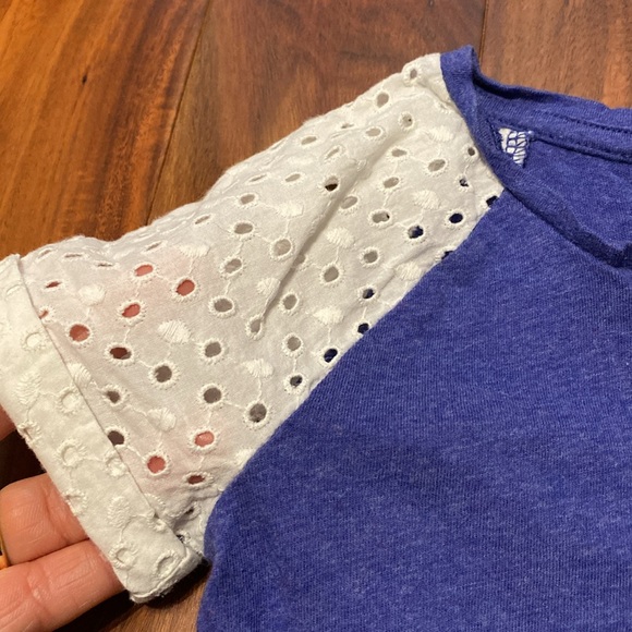 Girl’s Size 3 GAP T-shirt Bundle of 2: 1 Blue/White Eyelet Sleeves & Pale Green - Picture 4 of 8